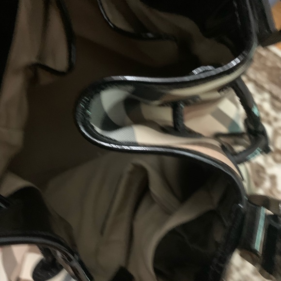 Luxurious Authentic Burberry Large Novacheck Tote - Picture 8 of 14